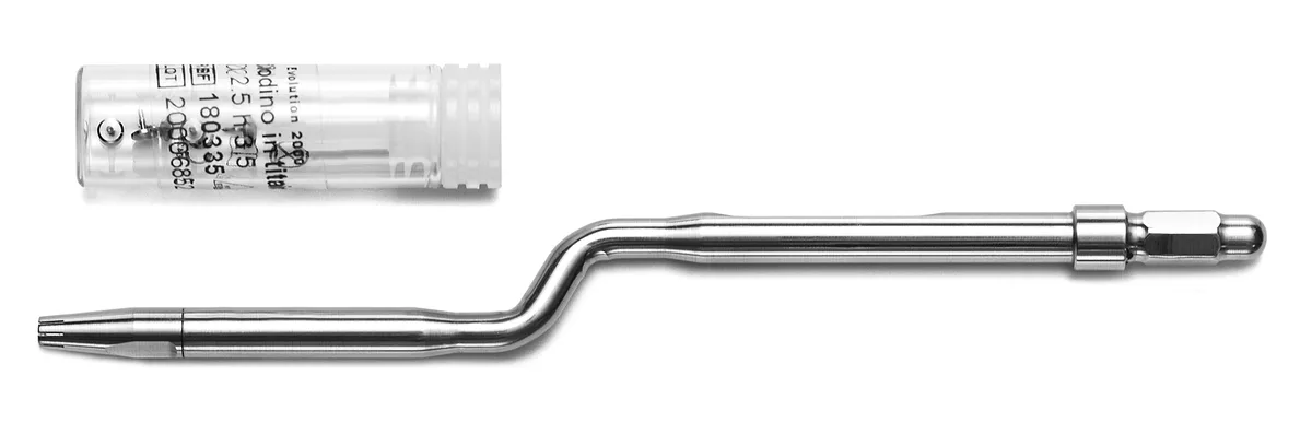 Dettaglio strumento inseritore INSEP Easy-Pin con puntale e fialetta pin in titanio