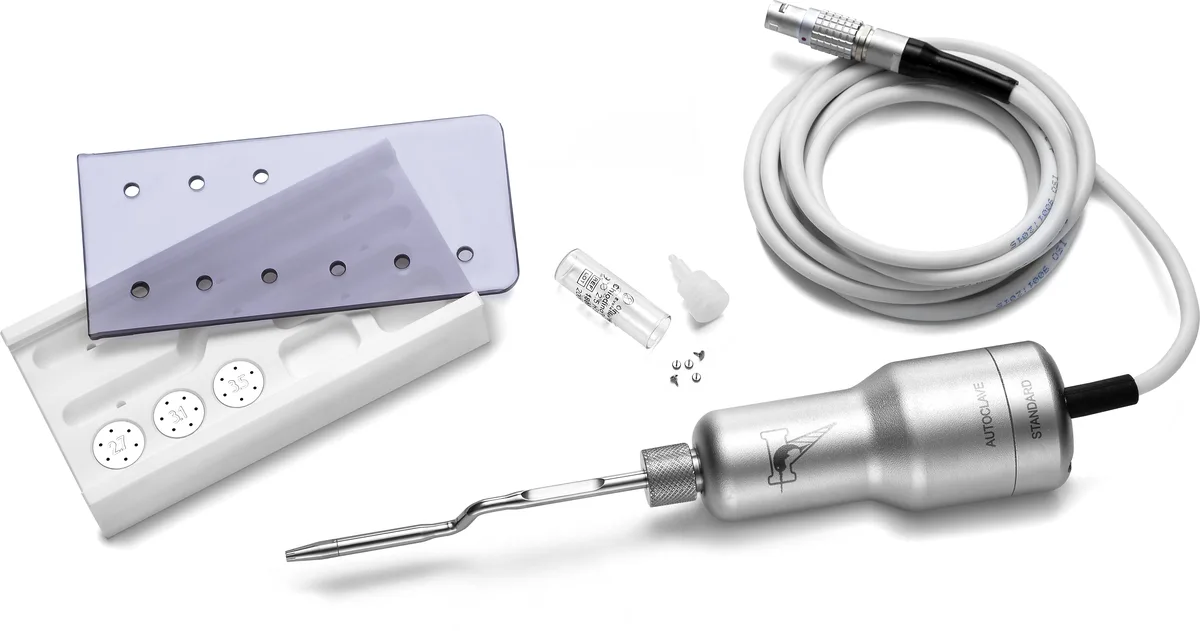 Kit completo Easy-Pin: box autoclavabile, manipolo Magnetic Mallet, strumento inseritore, cavo e pin in titanio